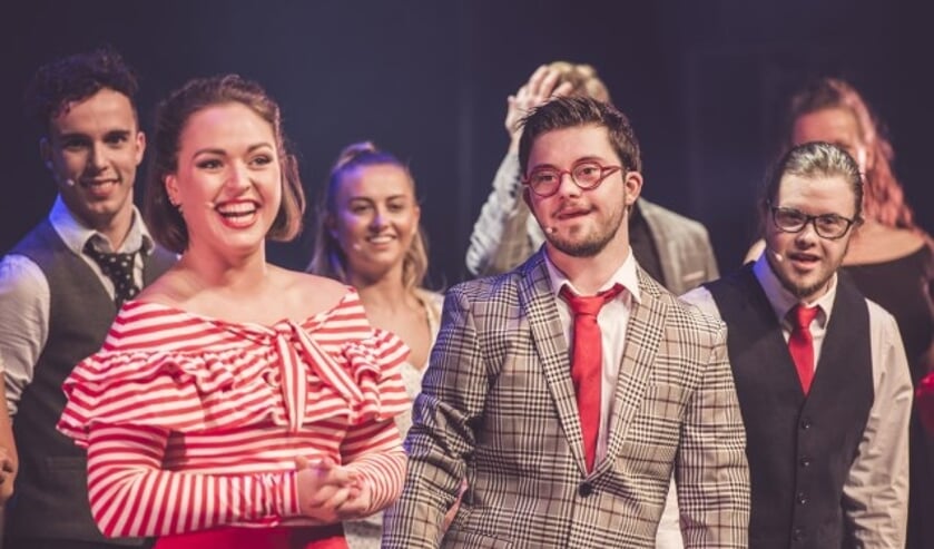 Deel van de cast van Drs. Down met links vooraan Sanne van Veen. (Foto: Milan Goldbergh)