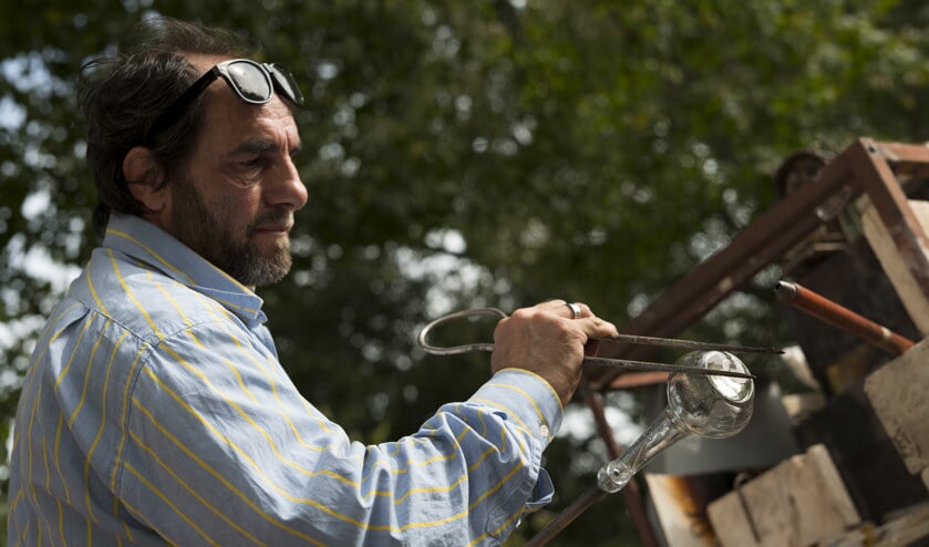 • De Leerdamse glaswereld wil de Syrische glasblazer graag helpen.