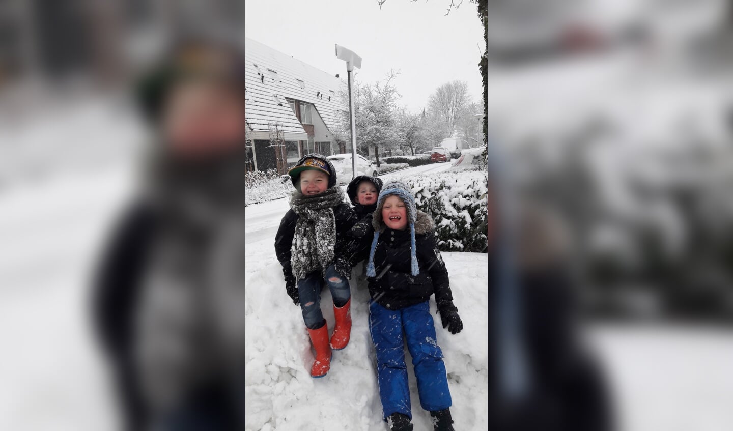 De buurjongens Devin, Ruben en Thijs hebben het in Bleskensgraaf, erg naar hun zin in de sneeuw.