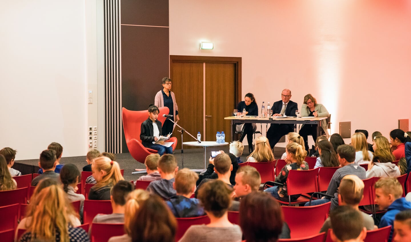 • Viaanse voorronde Nationale Voorleeswedstrijd (foto: Nico van Ganzewinkel).