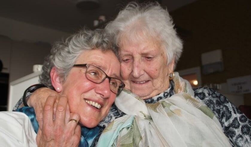 Nachtzuster Marrie krijgt een oprechte knuffel bij haar afscheid van de Lindescote. (Tekst en foto: Janneke Severs-Hilgeman)  