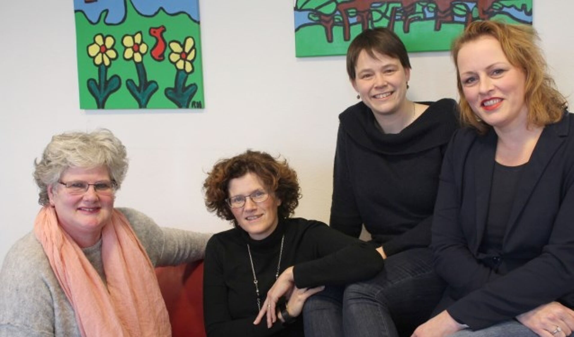 Alie Tigchelhof, Marijke van Beukering, Els Kooij en Saskia van Dijk nemen deel aan het Politiek Café op Internationale vrouwendag. FOTO: Lysette Verwegen