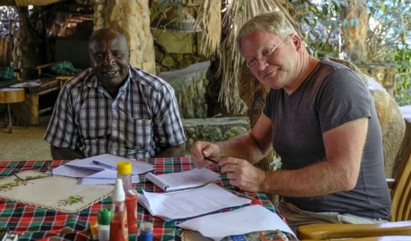 Gijs Metz en Daniël (van het kindertehuis) zijn op de foto druk met elkaar in overleg. (Foto van Stichting Kenia-project; tekst: Margreet Nagtegaal)