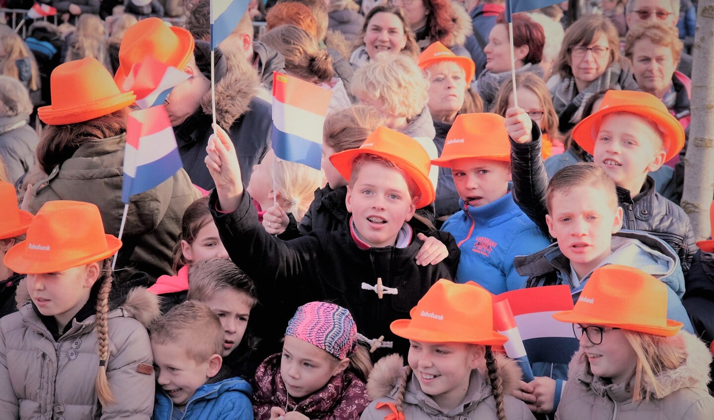 • Het was topdrukte in Krimpen aan den IJssel. Veel kinderen hadden vrij gekregen voor het koninklijk bezoek. 