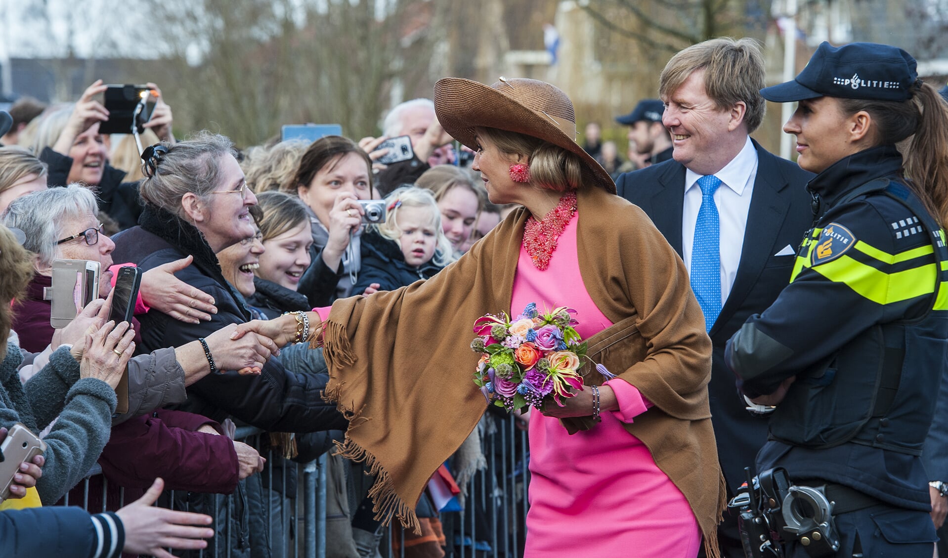 • Willem-Alexander en Máxima namen alle tijd om handjes te schudden. 