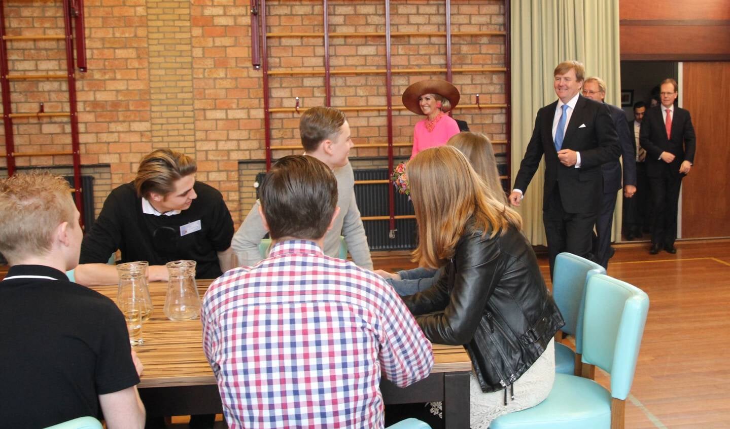 • De Koning en Koningin gaan in De Zwaan (Berkenwoude) in gesprek met jongeren. (foto: Robert van der Hek)