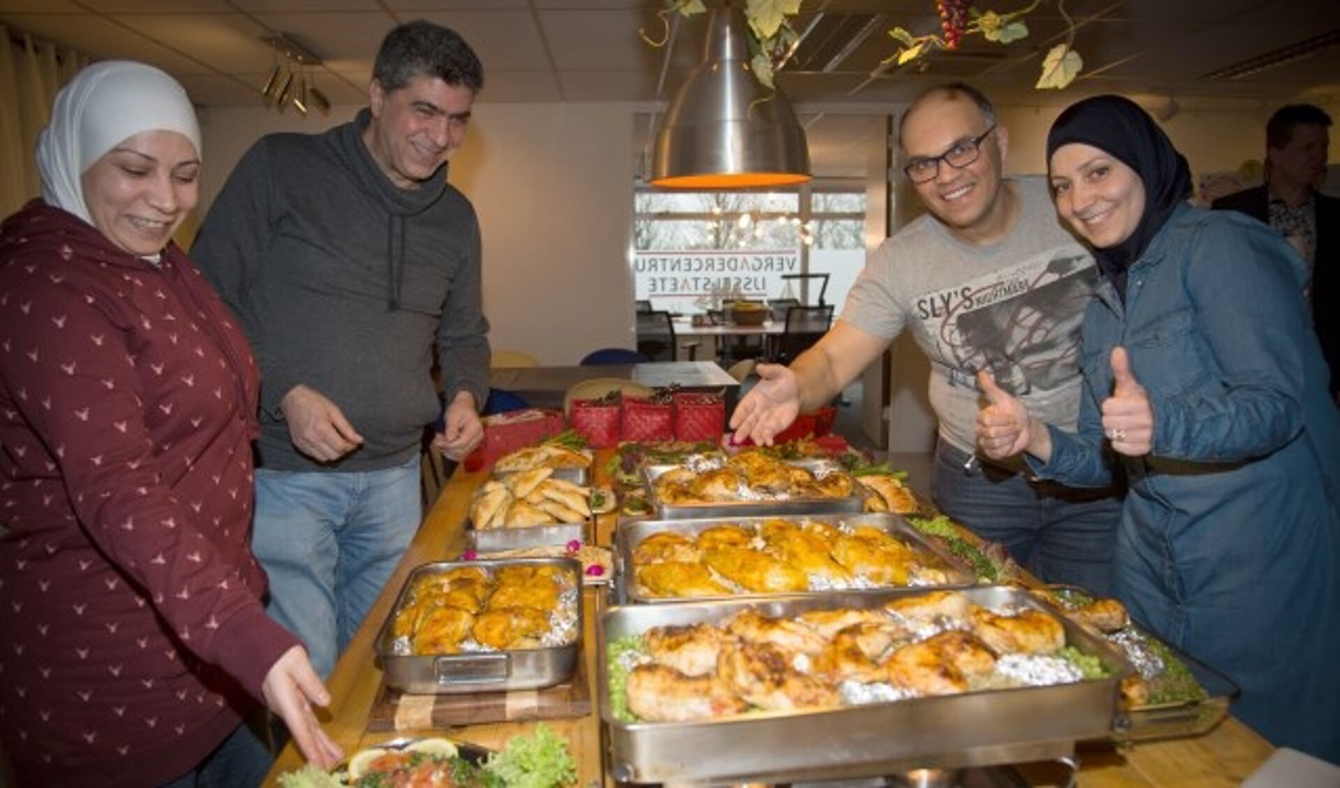 Hamzeh Al-Bezem met echtgenote Nour en landgenoot Muhannad Chachou en echtgenote Samar popelen om hun droom te verwezenlijken. FOTO: Bernadet de Prins