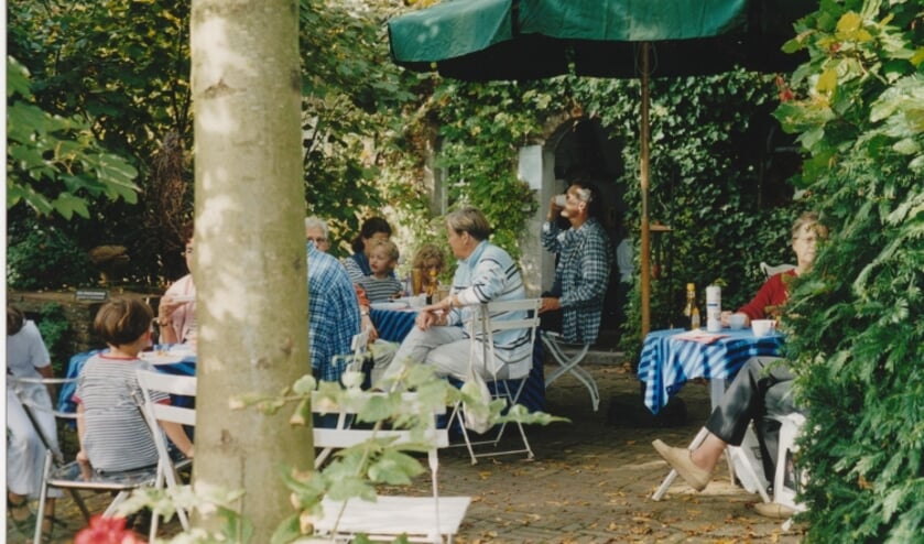 <p>• Theetuin. (stockfoto)</p>