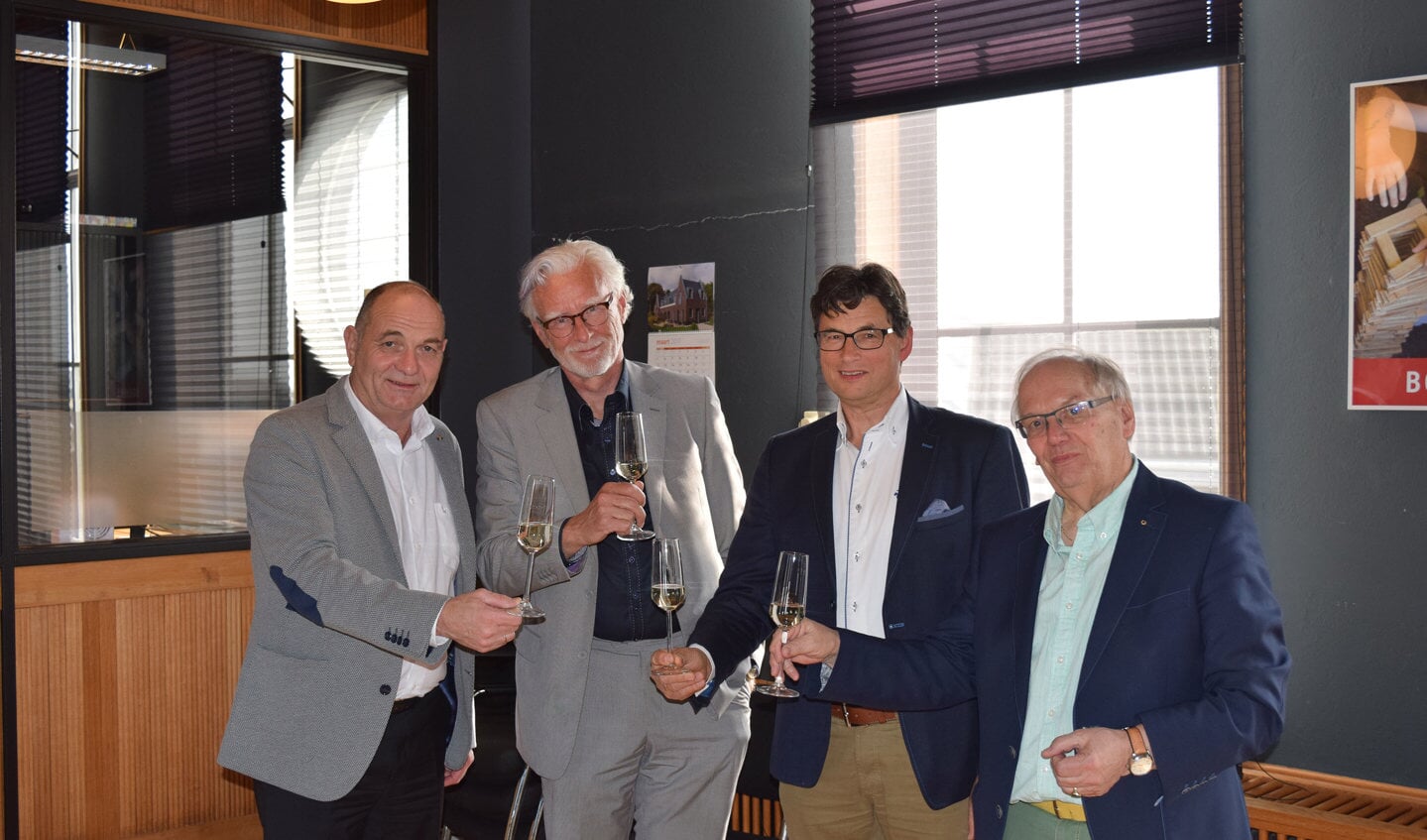 • De toast na afloop, met van links naar rechts Bert van der Lee, Bert-Jan Kollmer, Henk Mackloet en Bart Bruggeman.
