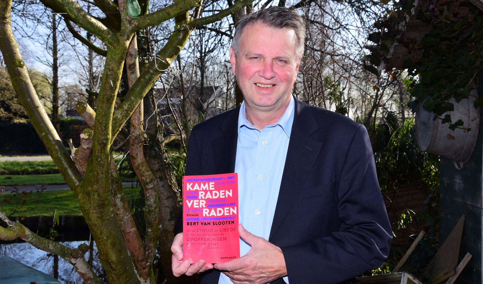 • Bert van Slooten met zijn boek 'Kameraden verraden'. (foto: Adri Verhoeven)