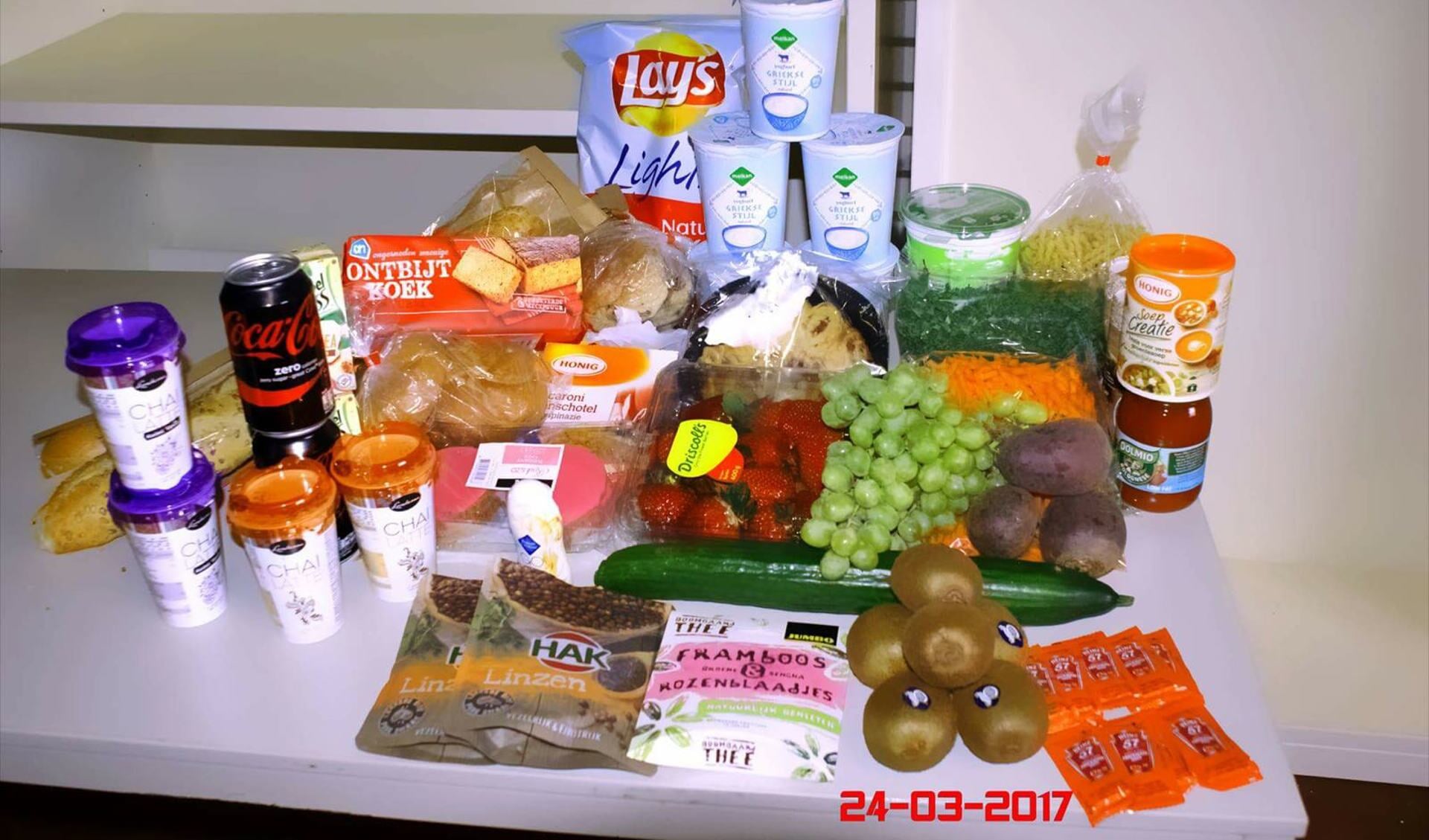 • Voedselpakket zoals dat volgens Voedselbank Krimpenerwaard vrijdagmorgen is verstrekt. (foto: www.facebook.com/voedselbankkrimpenerwaard)