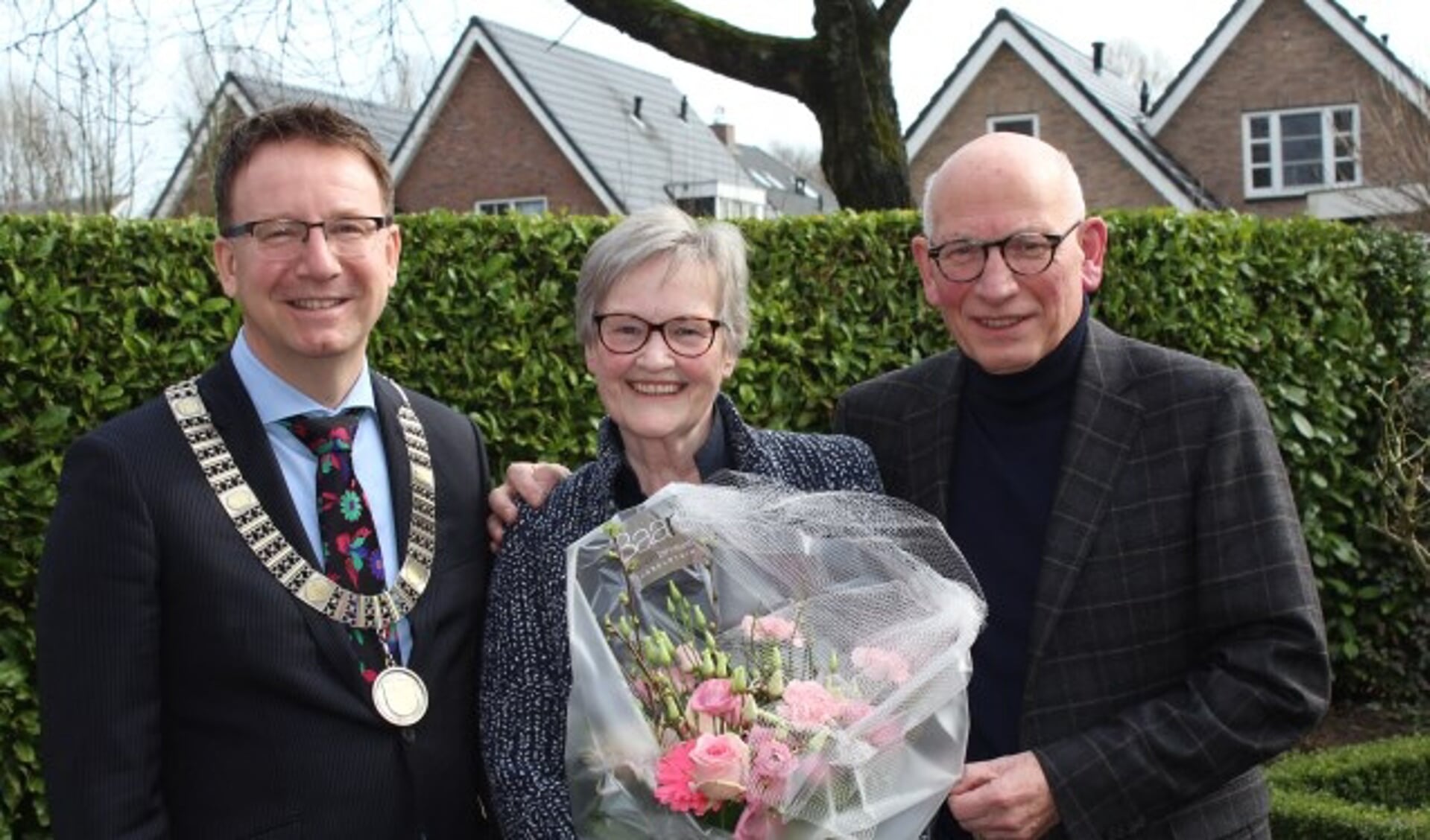 Burgemeester Van Domburg zette het gouden paar Van Dijk op een stralende dag in de bloemen. (Foto: Lysette Verwegen)