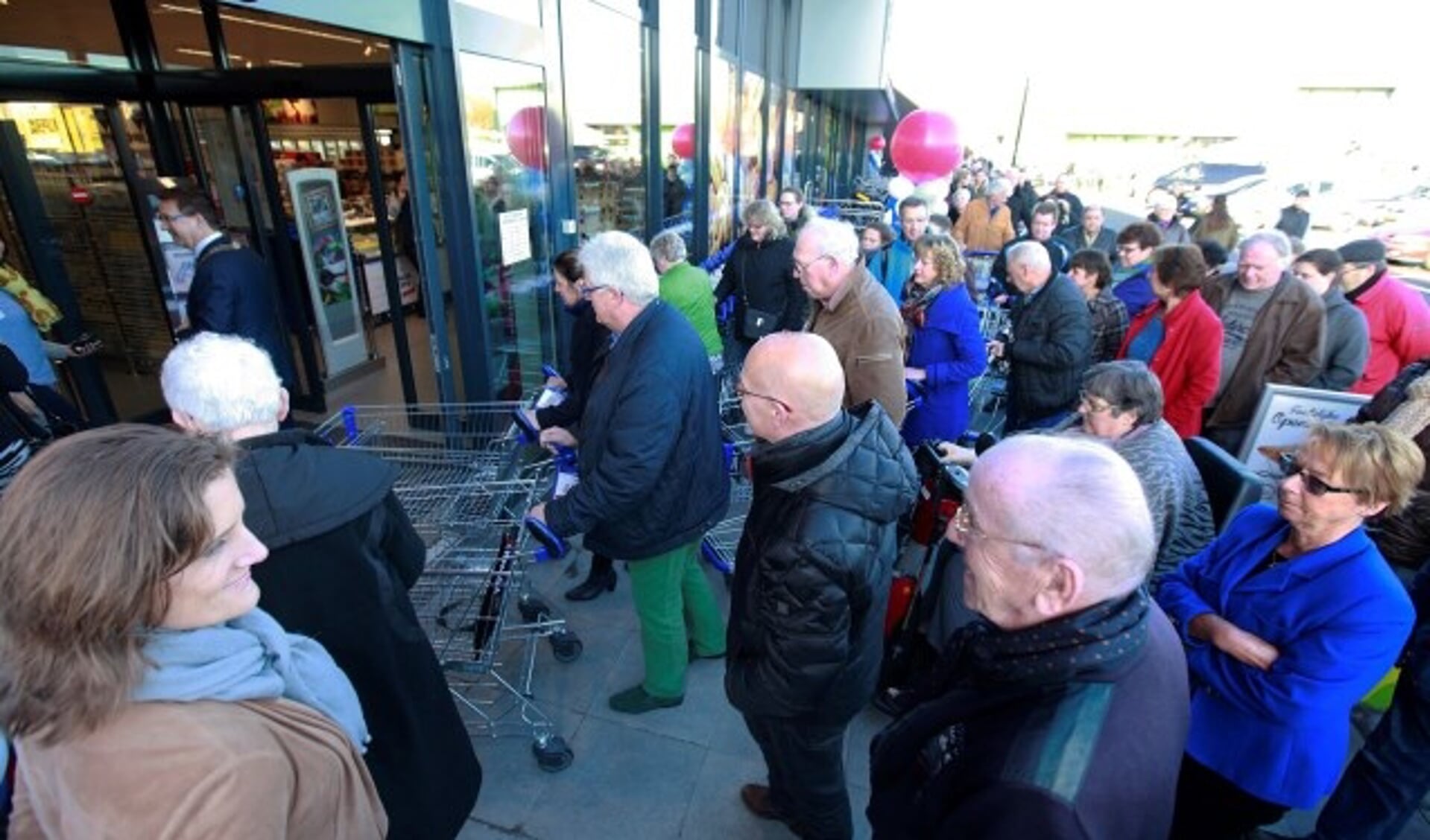 Er stond al een lange file van klanten in de rij voordat de langverwachte nieuwe Aldi aan de Boerhaaveweg in IJsselstein echt open ging.(Foto: PR Aldi)