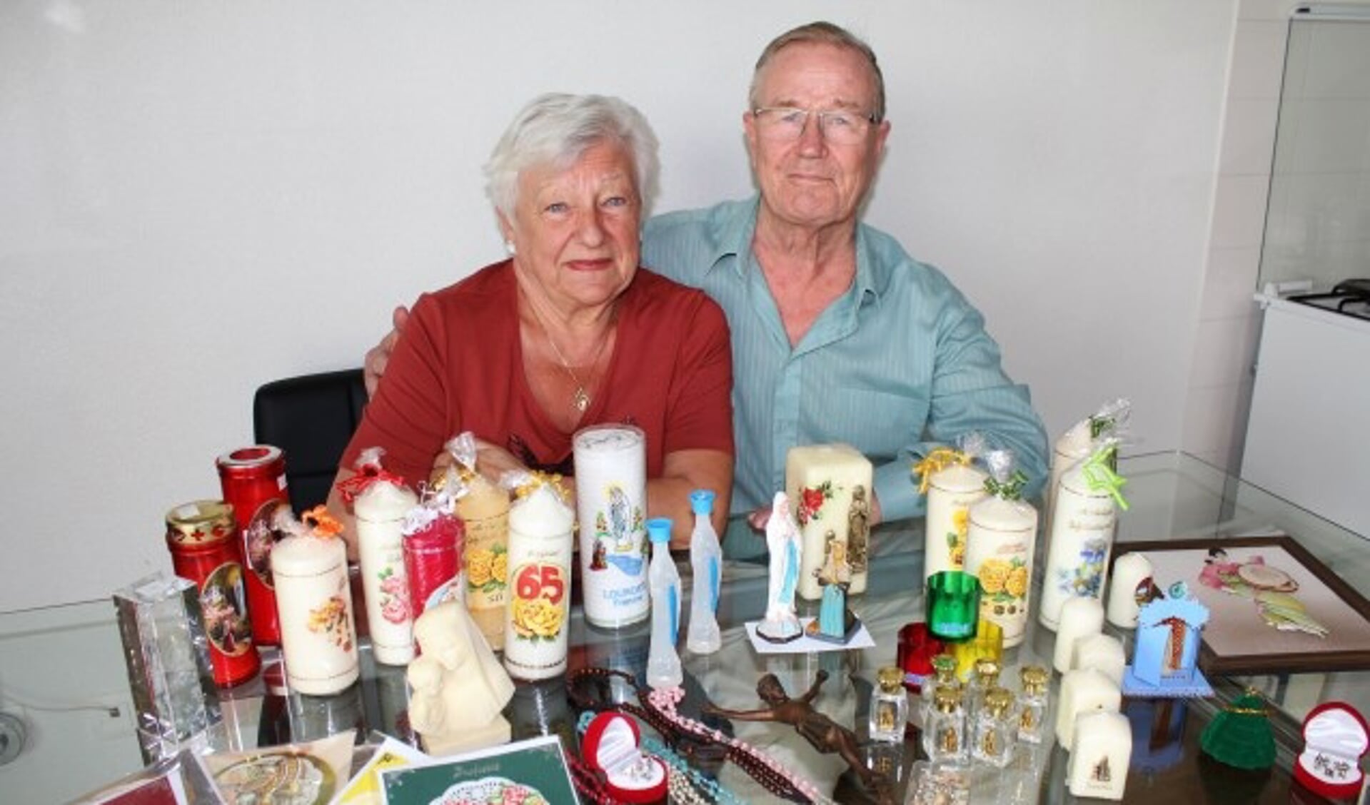 Betty en Jan Maas maken met de verkoop van Lourdessouvenirs ook reizen van minder draagkrachtige deelnemers mogelijk. (Foto: Lysette Verwegen)