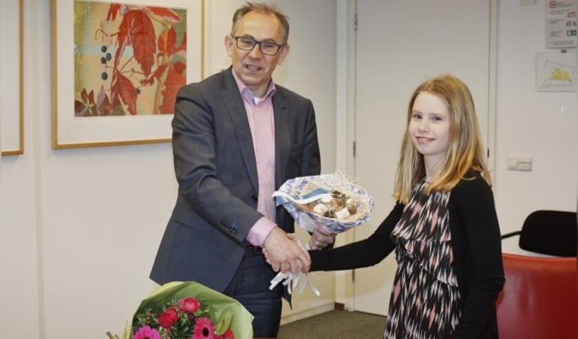 Wethouder Bert Vermeij overhandigt Noëlle Harreveld een bos bloemen. (Foto: Gerard van Hooff)