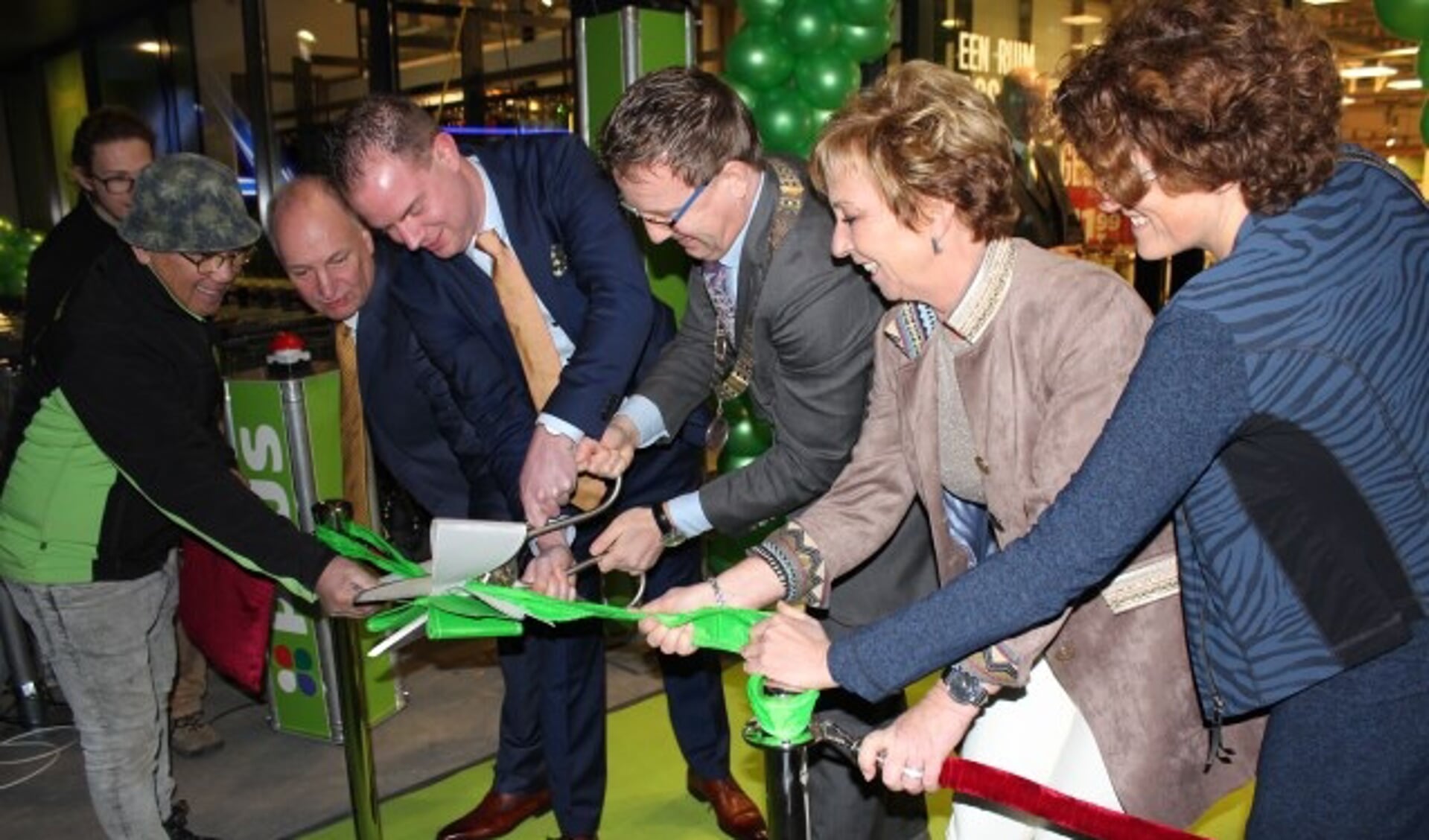 Met vereende krachten opende burgemeester Van Domburg met de familie Schimmel en wethouder Van Beukering de nieuwste Plussupermarkt. Foto: Lysette Verwegen