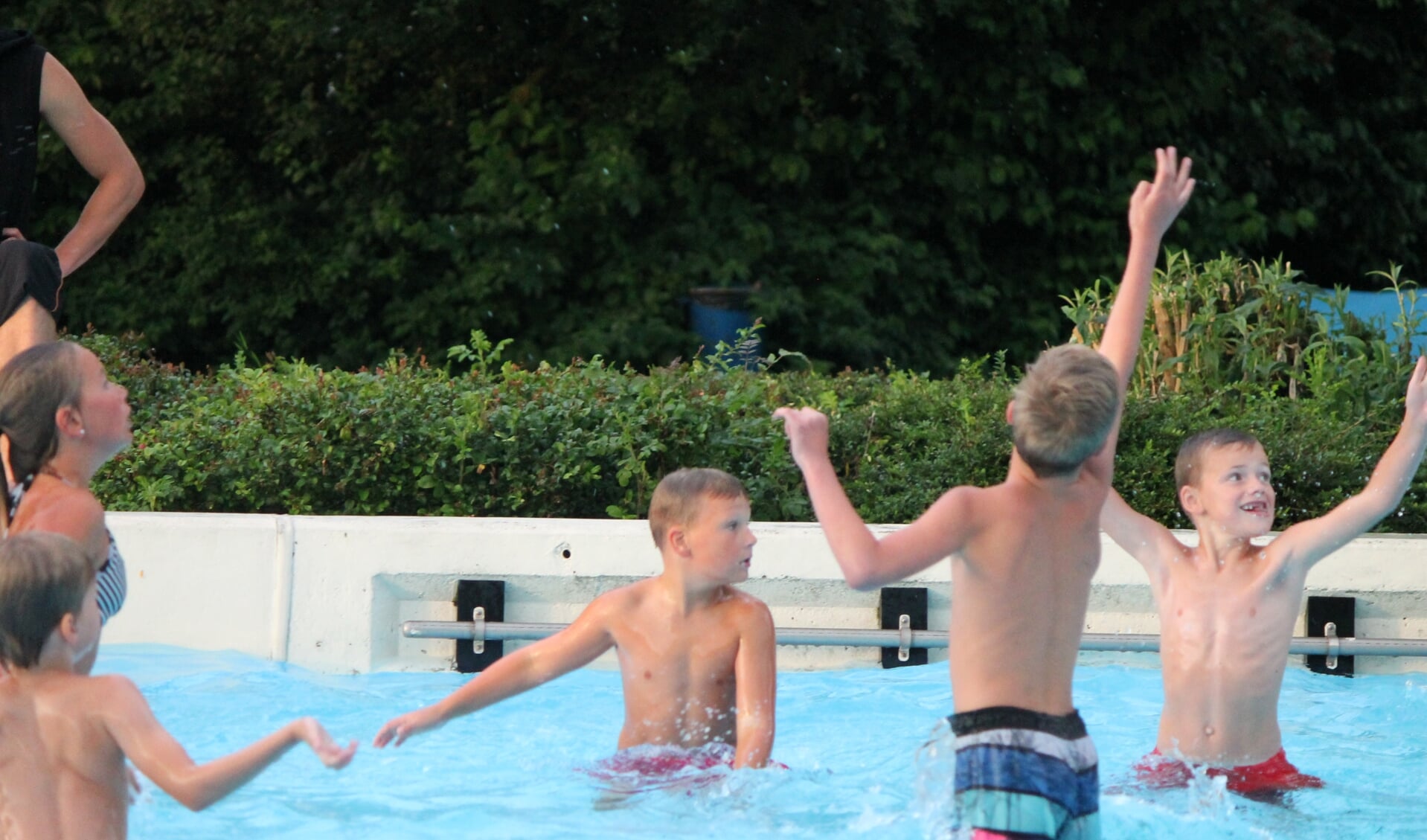 • Kinderen spelen in zwembad Schoonenburg.