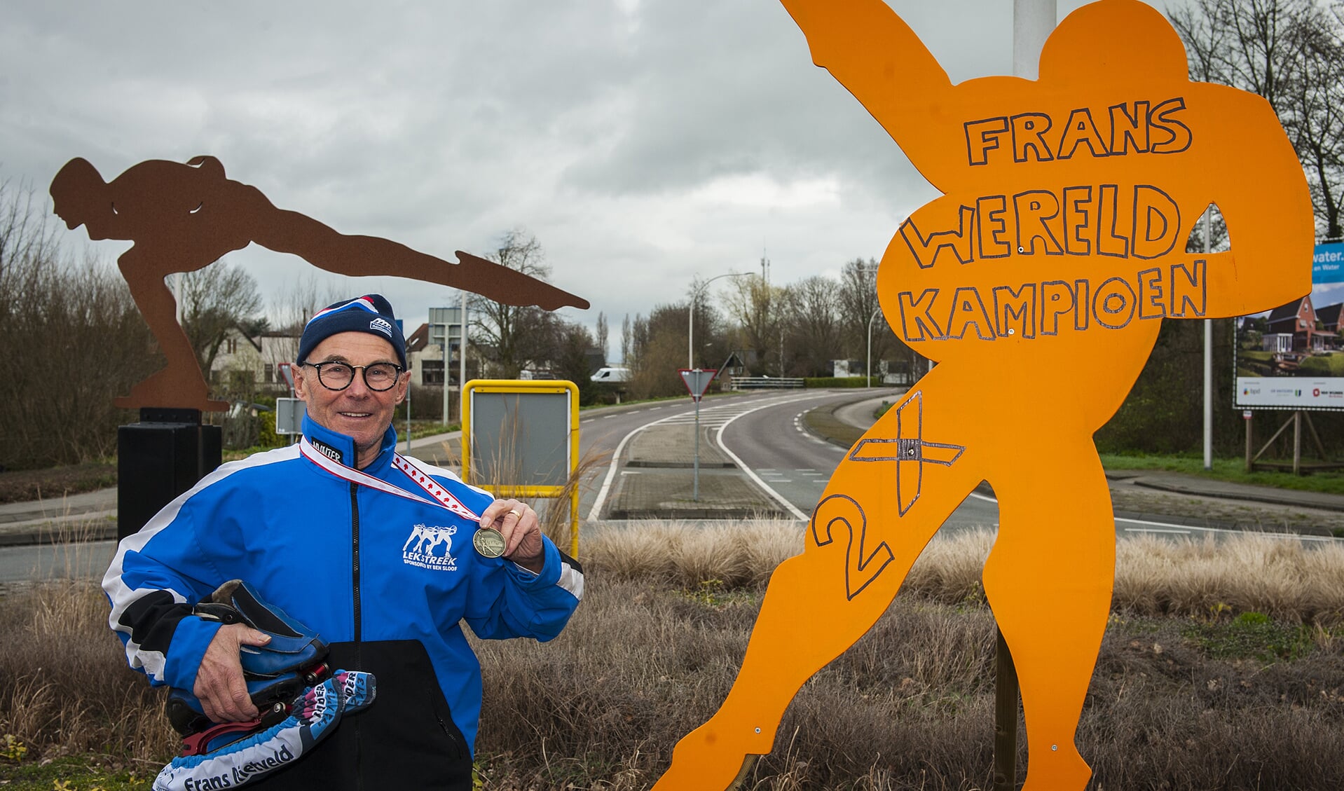 • Frans Rietveld wordt geëerd op de 'schaatsrotonde' in zijn woonplaats Haastrecht.