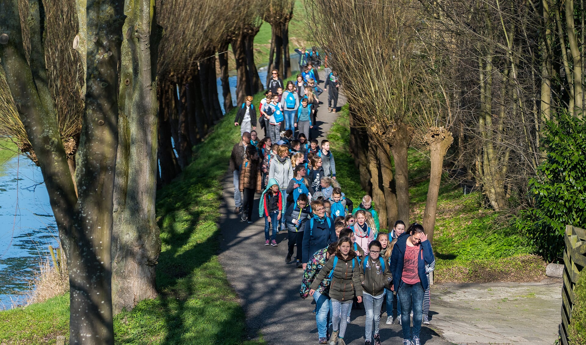 • Zo'n 220 scholieren uit Leerdam en Lingewaal wandelen voor water.