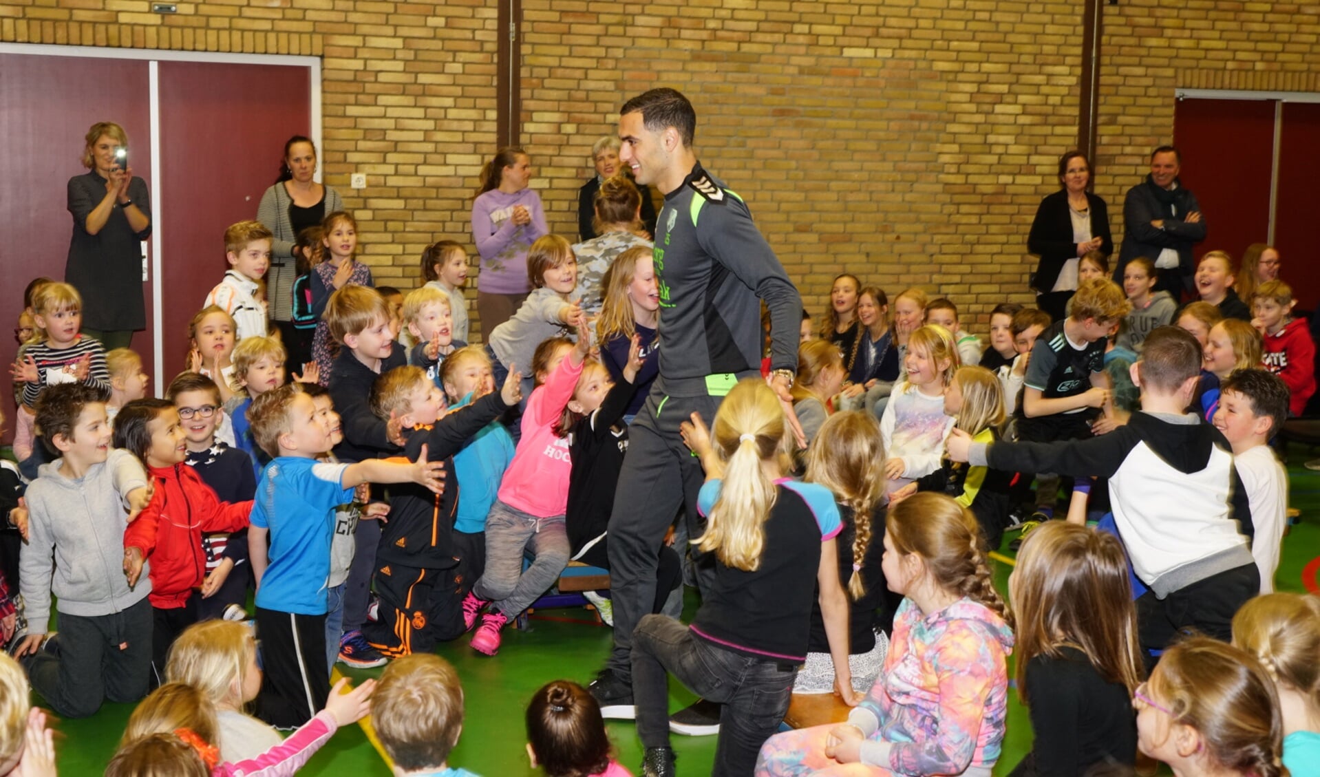 • FC Utrecht-speler Sofyan Amrabat begroet de kinderen. 