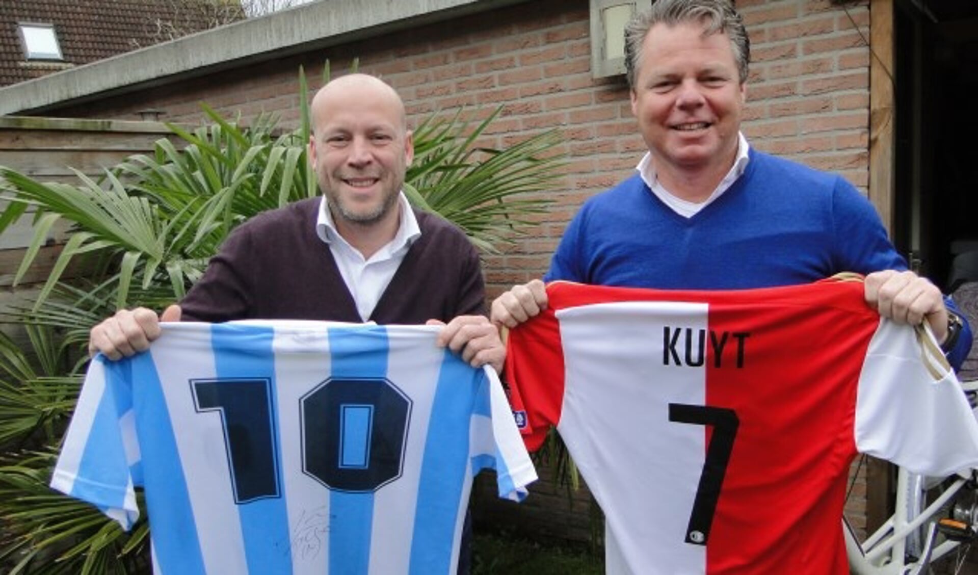 Henk Schieveen (links) en Sander de Lang verkopen voetbalshirts van bekende voetballers voor het goede doel. (Foto + tekst: Margreet Nagtegaal)