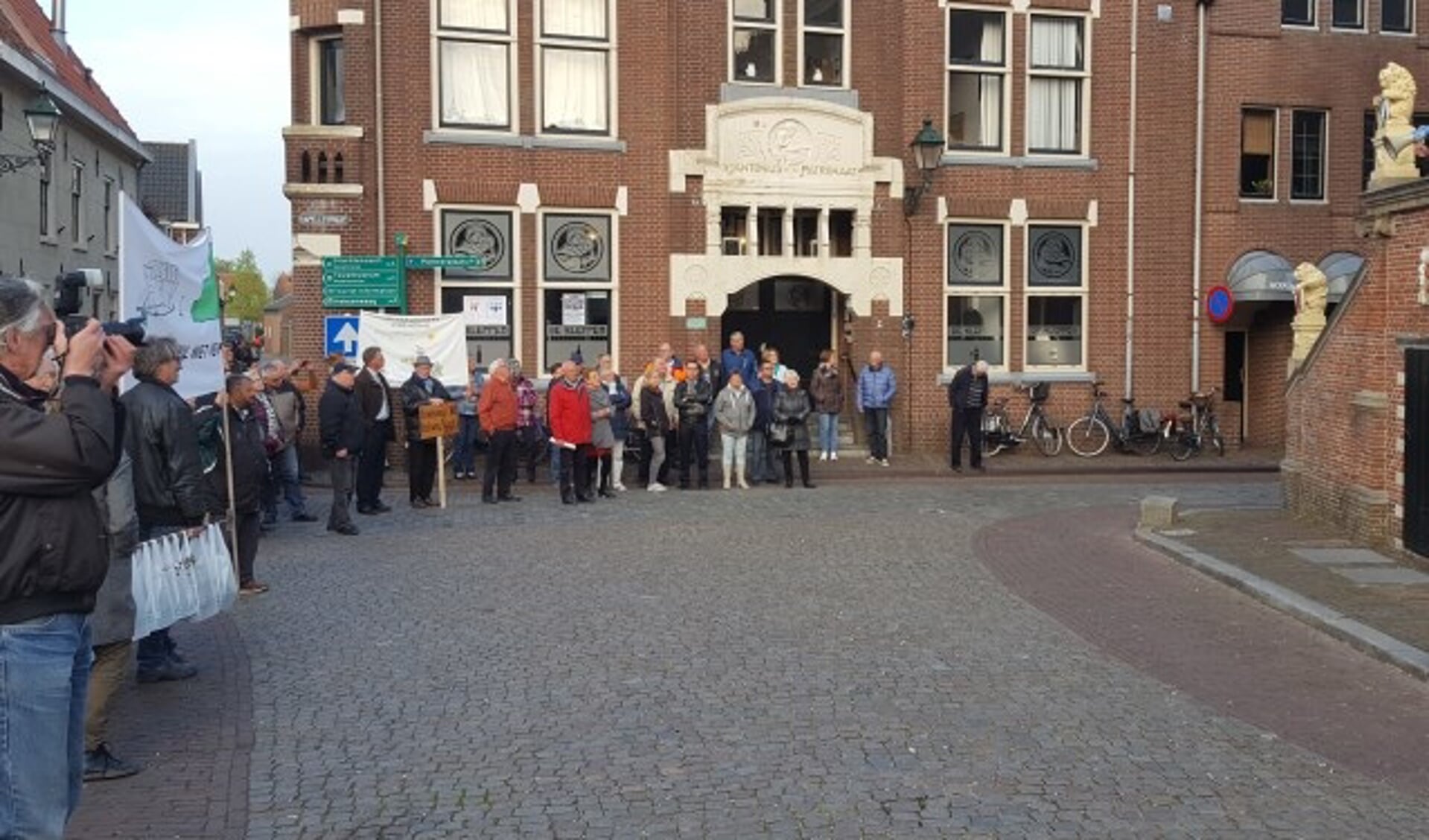 Voor de raadsvergadering begon, uitten de volkstuinders hun protest bij het stadhuis.