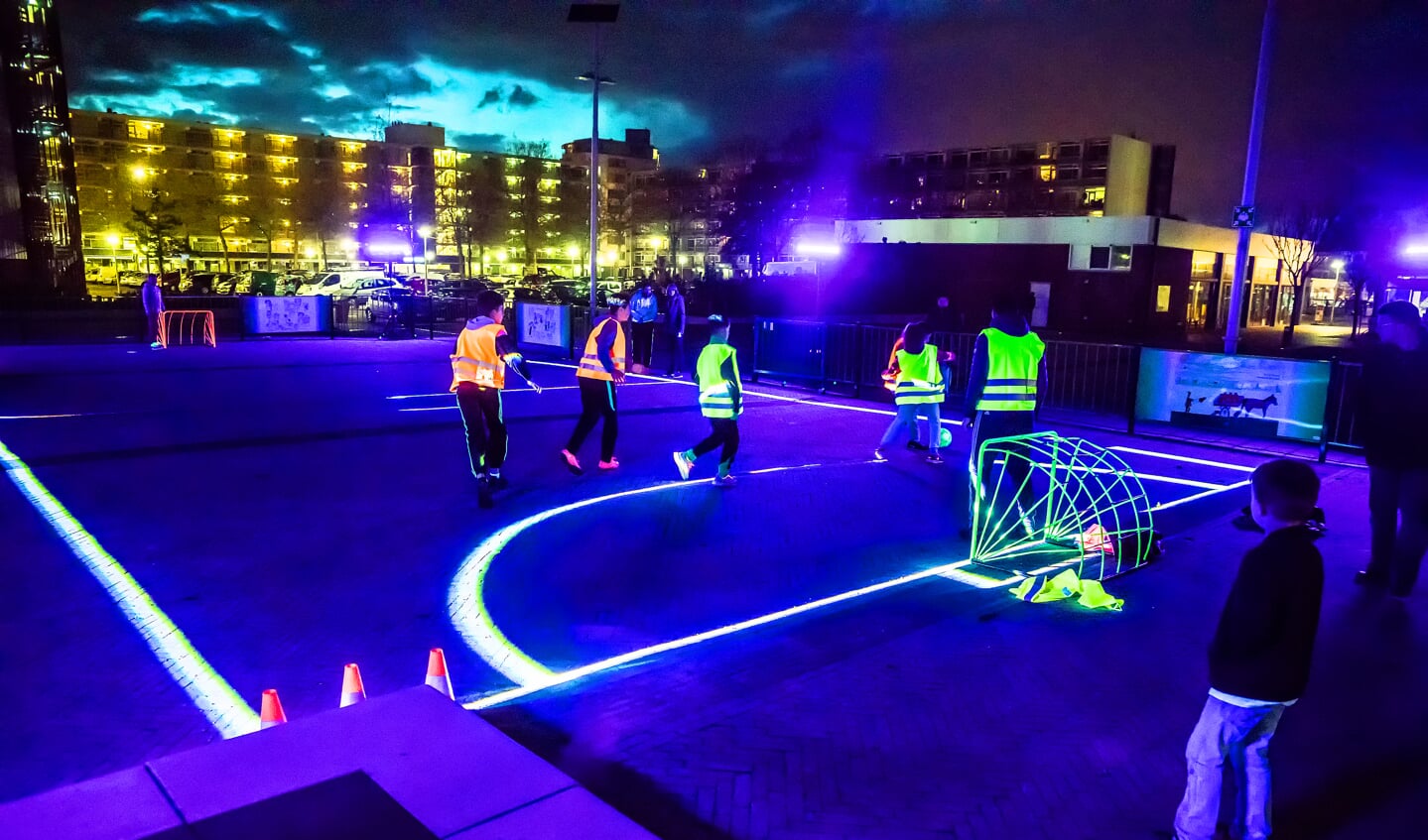 Laservoetbal op het Grote Geusplein. 