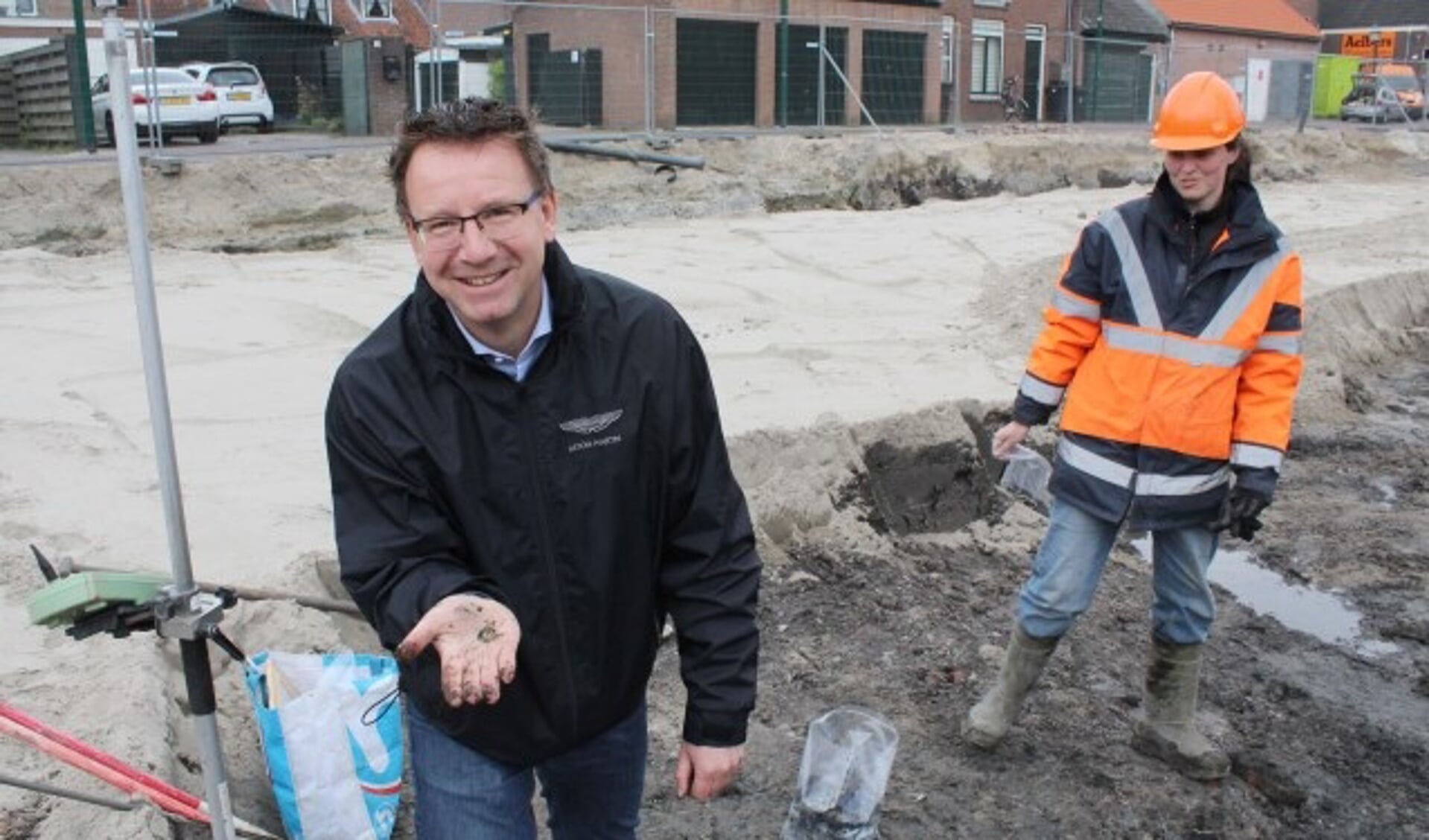 Burgemeester Patrick van Domurg in een andere rol: als amateur-archeoloog met archeologe Hanneke van Engeldorp Gastelaars. (Foto: Lysette Verwegen)