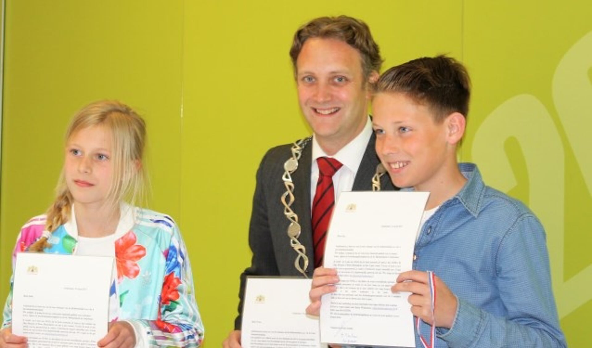 De winnaars van de gedichtenwedstrijd  Julia Brouwer en Kas Verkleij met burgemeester Pieter Verhoeve. (Foto: Gerard van Hooff)