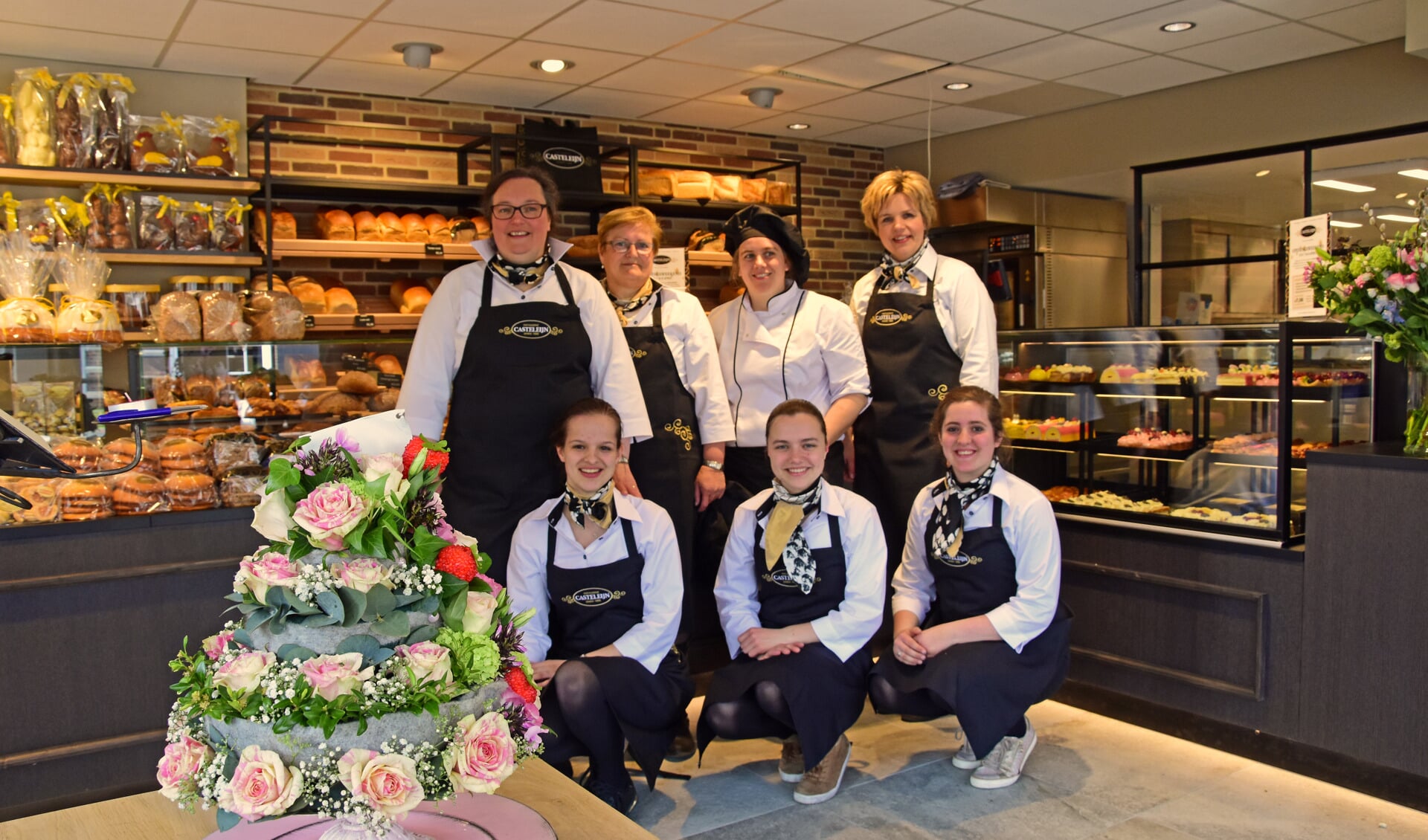 • Het team van Casteleijn Boulangerie, Patisserie en Chocolaterie met links, staand bedrijfsleider Nelleke. (foto: Adri Verhoeven)