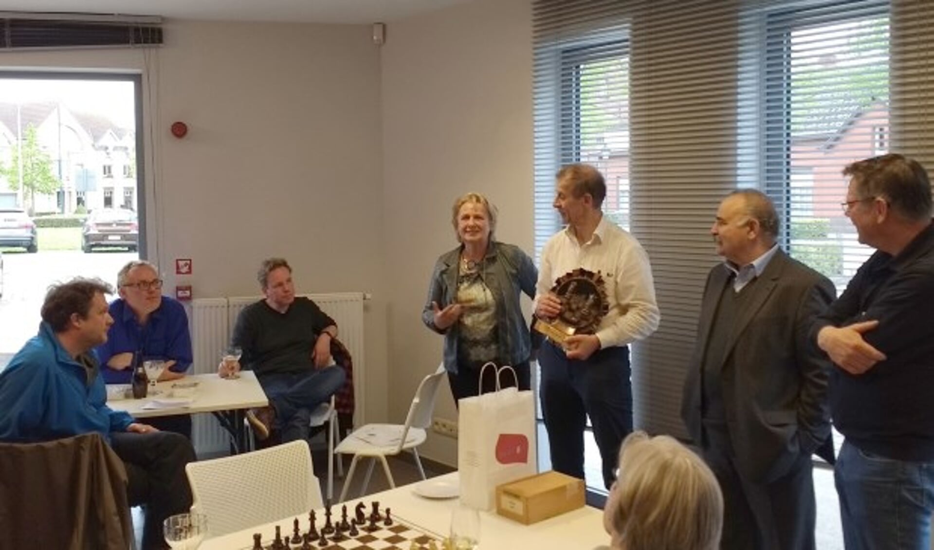 Aan het einde van de uitwisseling wordt de wisseltrofee overhandigd aan de schakers uit Herentals. Foto: Het Kasteel