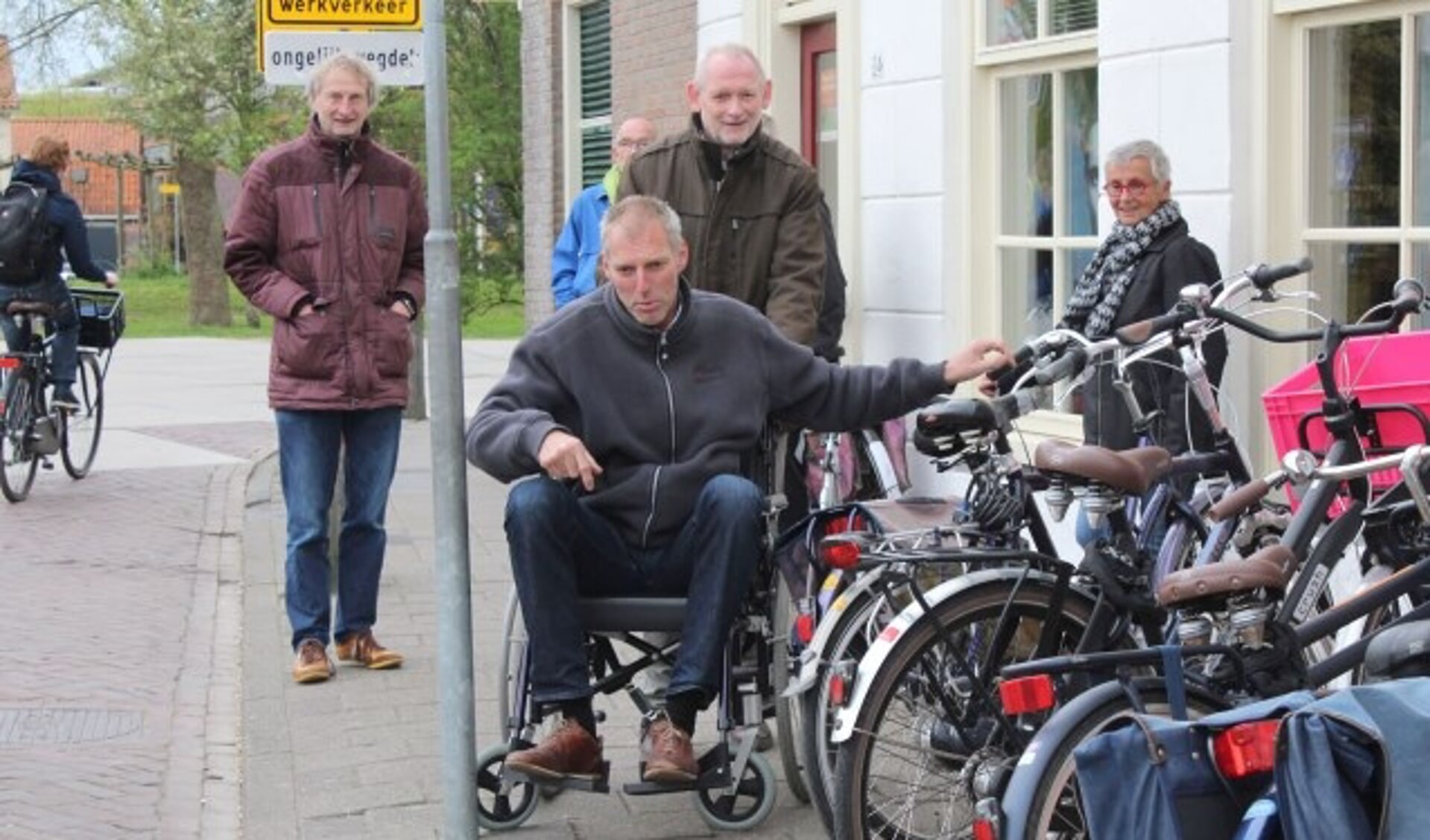 Een delegatie van het Plaatselijk Overleg Gehandicapten en GroenLinks liet wethouder Lappee in een rolstoel aan den lijve de hindernissen van de binnenstad ervaren. (Foto: Lysette Verwegen)