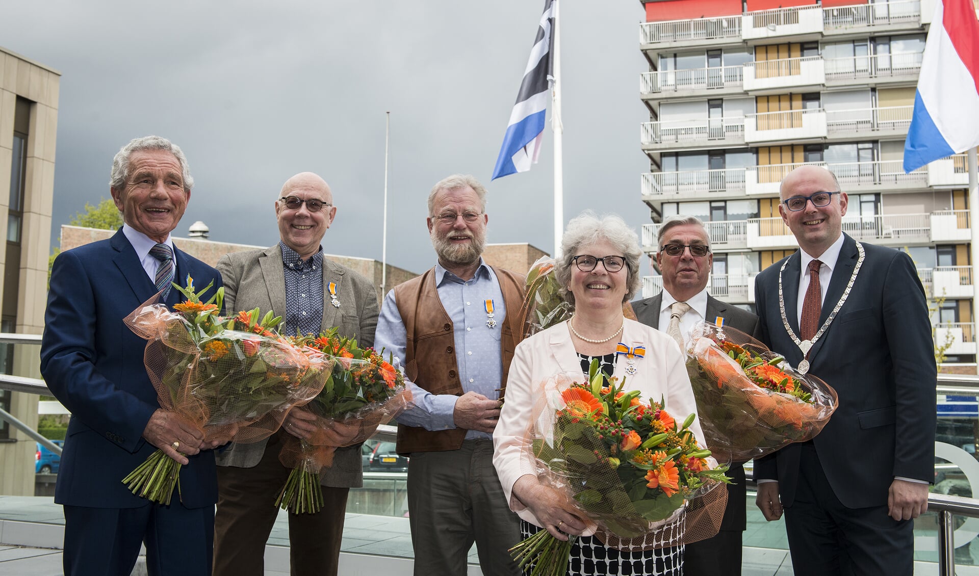 • De gedecoreerden in Krimpen aan den IJssel. Rechts burgemeester Martijn Vroom.