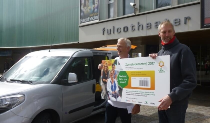 Maarten de Koning (links) reikte bij de Zonnebloemauto het eerste lot uit aan wethouder Hans Lappee. (Foto: De Zonnebloem)  