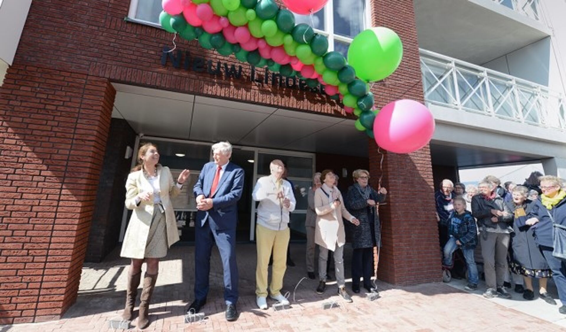 Het naambord 'Nieuw Lindescote' is onthuld door . (Foto: Ulco Wesselink)