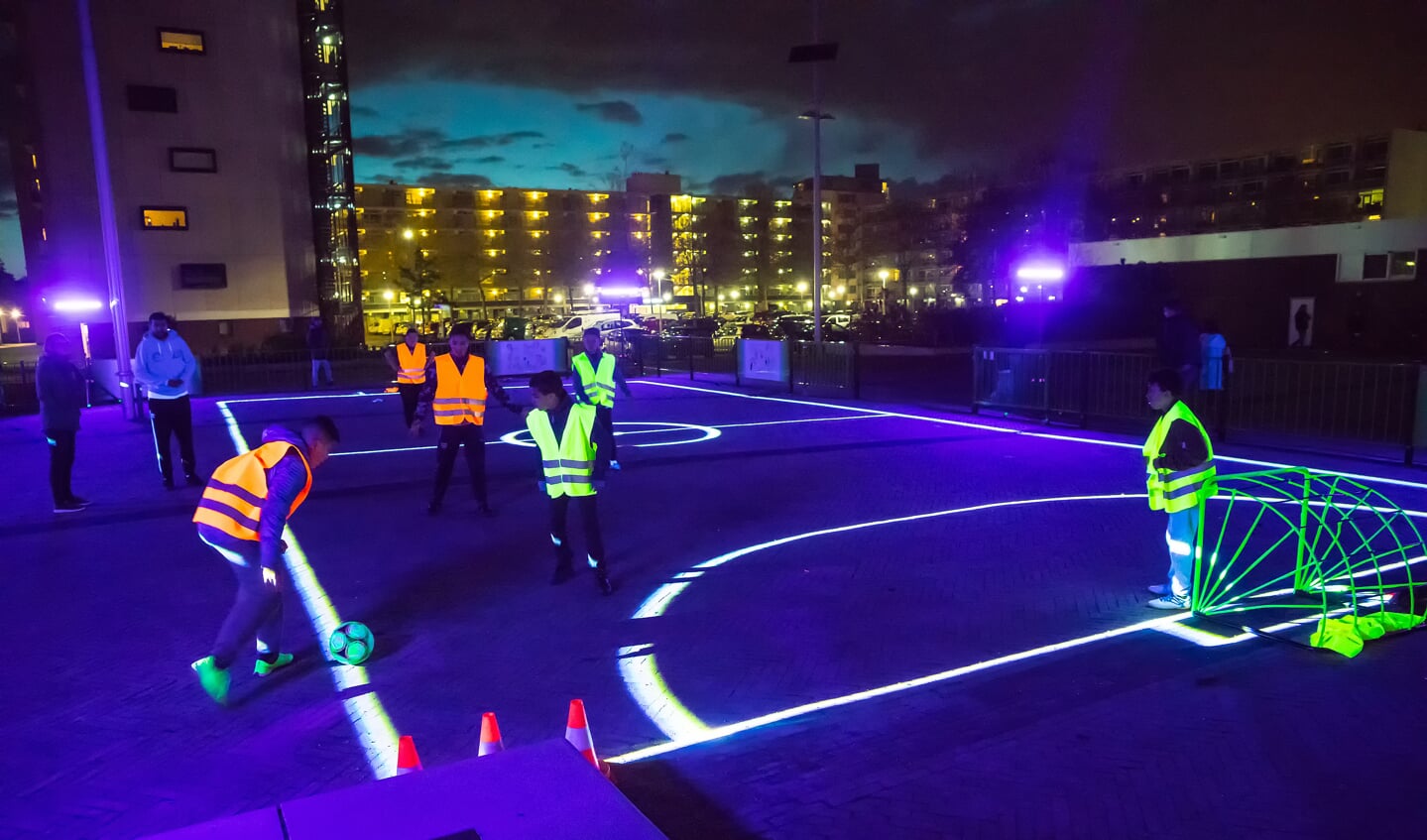 Laservoetbal op het Grote Geusplein. 