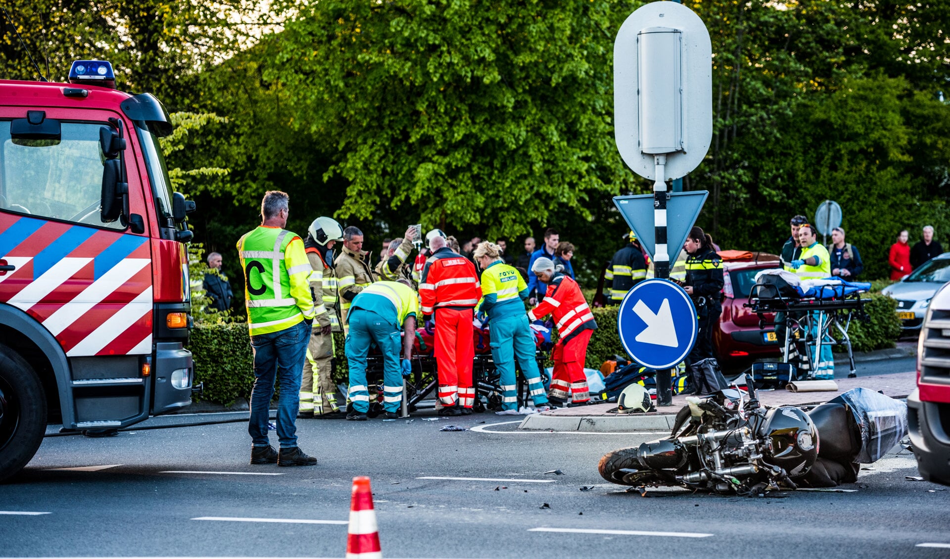 • Op de M.A. Reinaldaweg (N210) bij het kruispunt te Lopik vond zaterdagavond rond 19.45 uur een ernstig verkeersongeval plaats tussen een personenauto en een motorrijder. De motorrijder raakte daarbij zwaar gewond. 