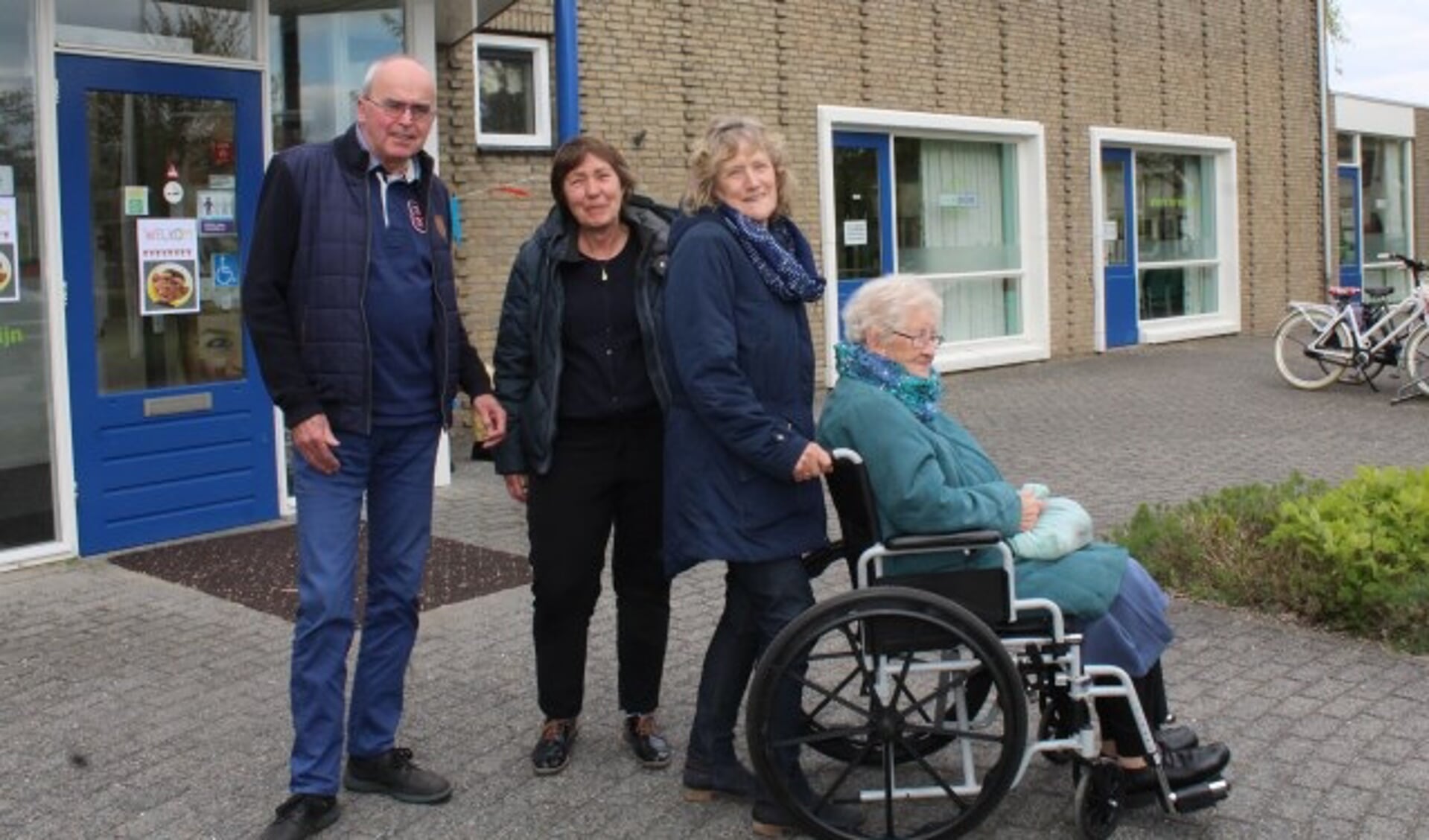 John van Schaik en Riet van der Vaart zijn twee van de 'gouden' vrijwilligers voor coördinator Wilma Kleijweg en mevrouw Den Dunnen in haar rolstoel. (Foto: Lysette Verwegen)