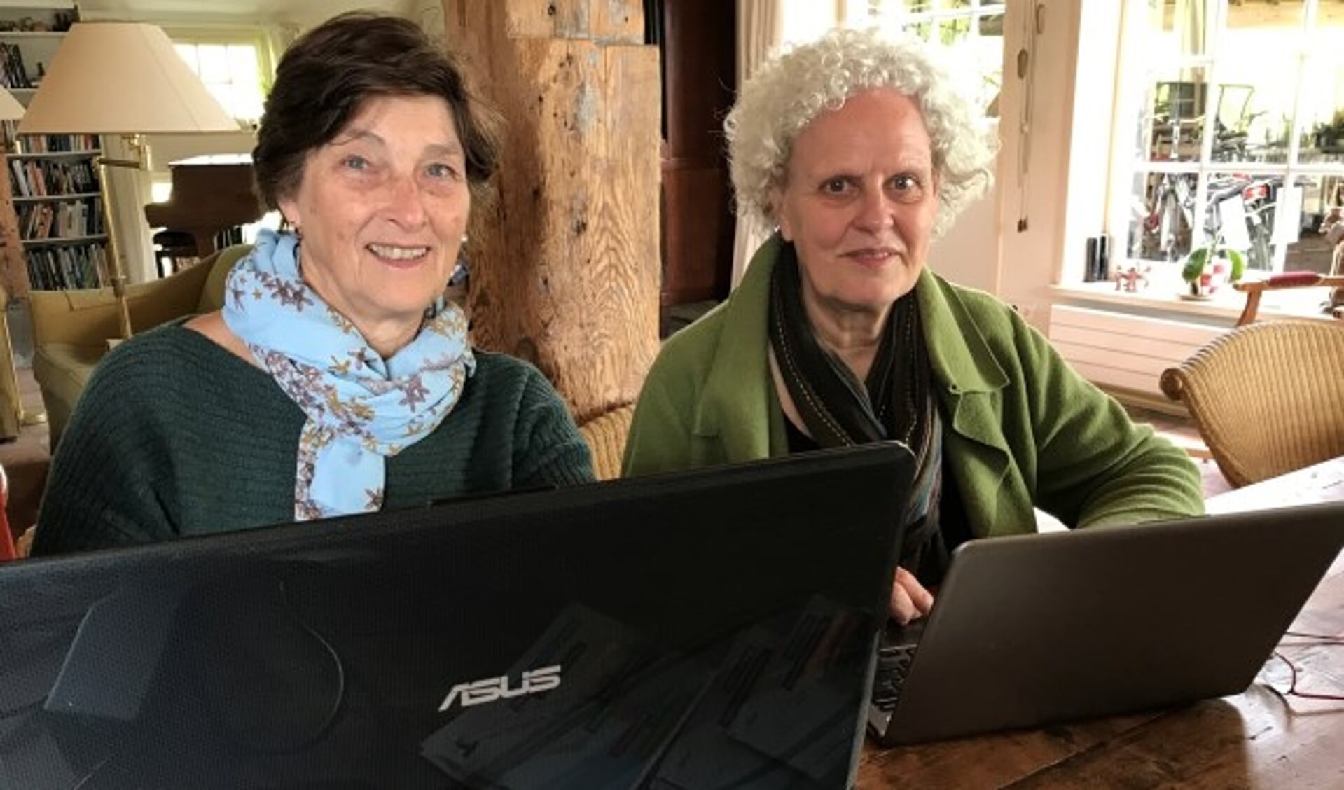 De Linschotense docenten Ineke Grootegoed (links) en Maja Becking geven handige taalhulpkaarten uit.