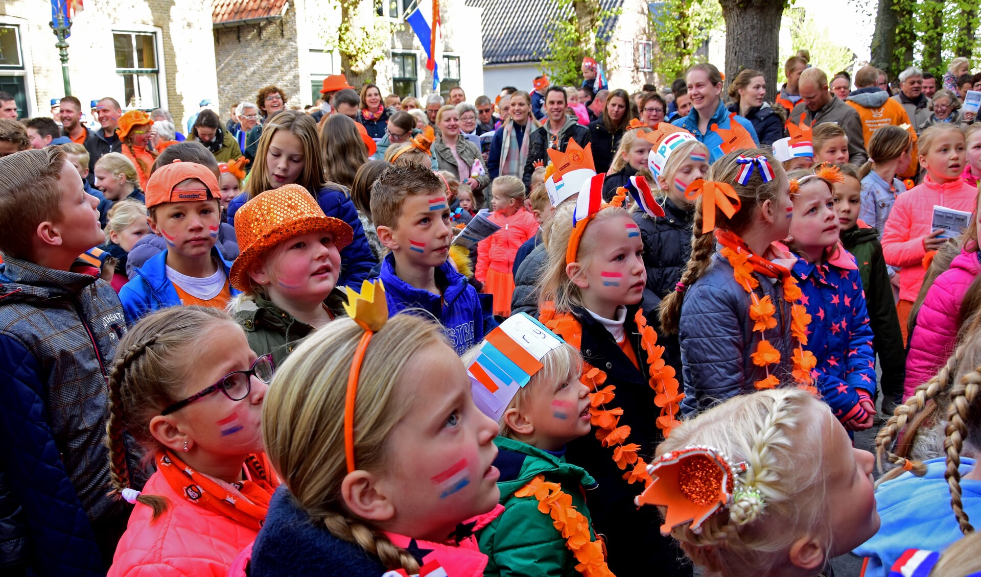 • Kinderen zingen de liedjes uit volle borst mee tijdens de aubade in Bergambacht.