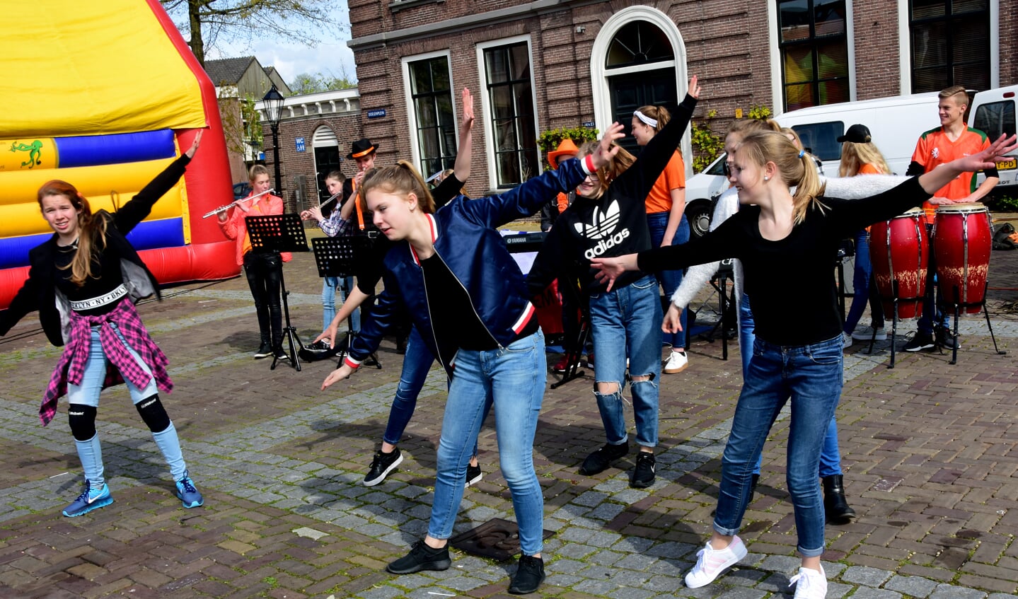 • Muziek en dans door leerlingen van de Willem de Zwijger op het Doelenplein in Schoonhoven.