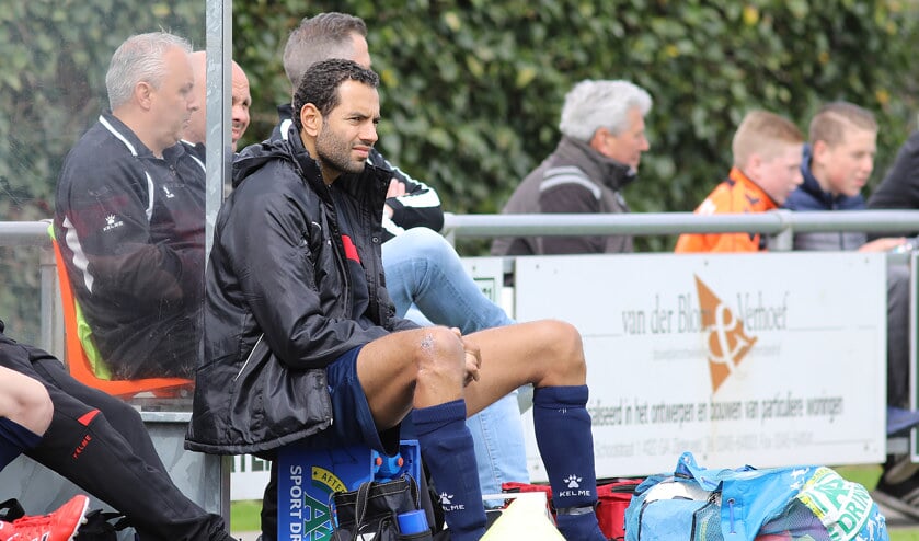 • Wesley Kassels zaterdag op de bank bij HSSC'61-De Zwerver.