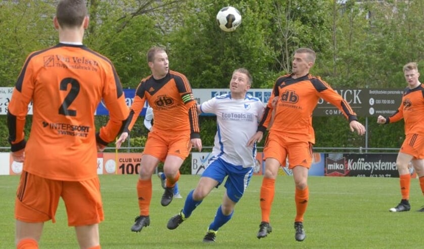 Een spelmoment in de wedstrijd VVM - SVL, dat eindigde in 5-1.