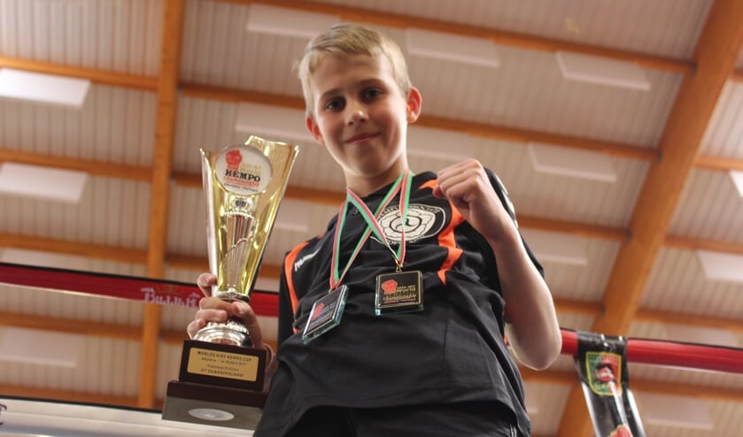 • Rik met zijn medailles en beker van het WK Kempo in Portugal.