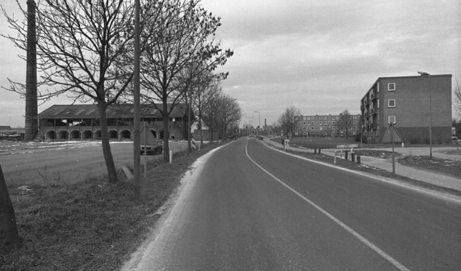 Een fraai voorbeeld van hoe het was. De toegang naar IJsselstein in 1984. Links de onttakelde steenfabriek Overwaard tussen de Hollandse IJssel en de Utrechtseweg. (Foto: Jan Koningen)