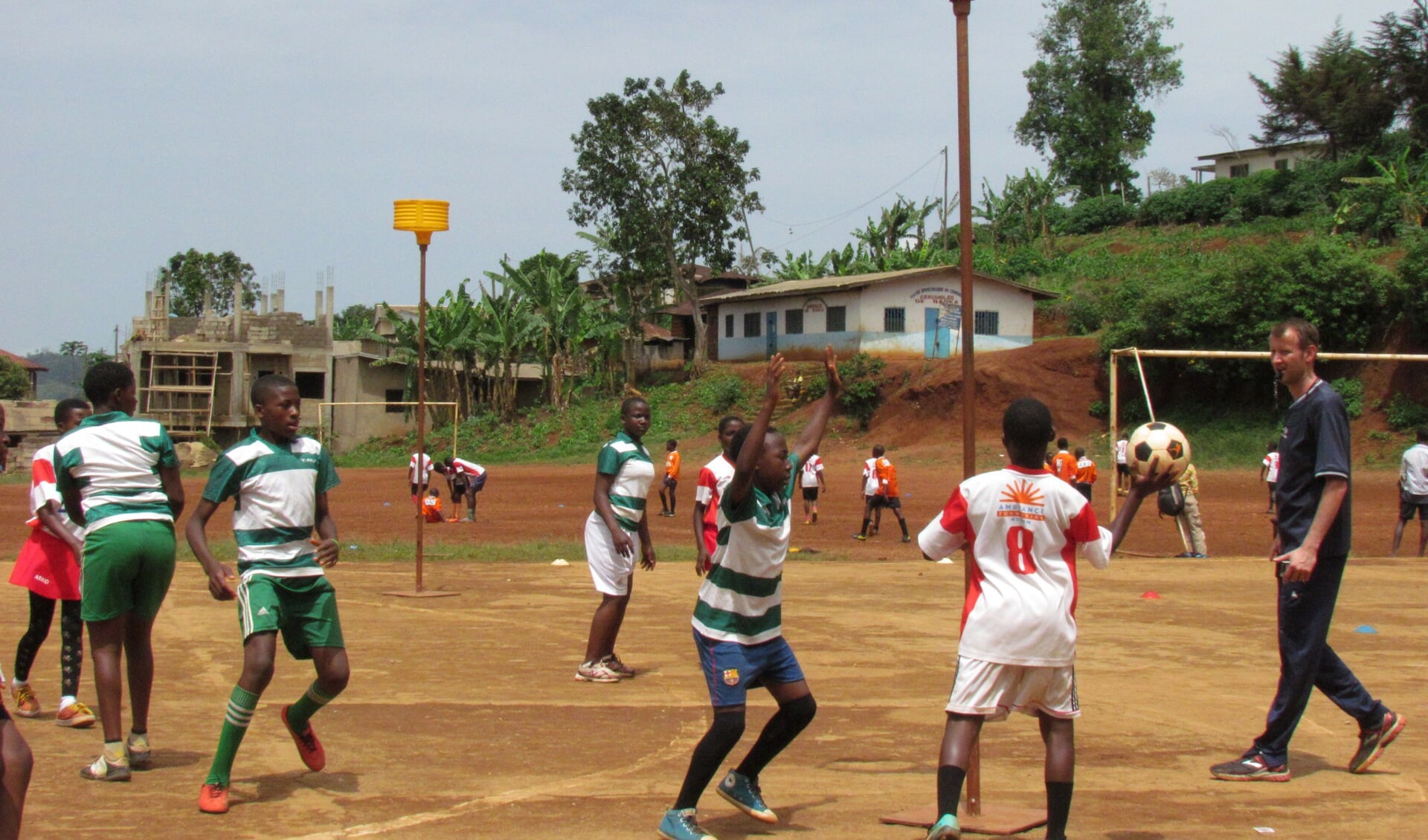 Dirk-Jan (rechts) vindt het vooral leuk om te zien dat de kinderen in Kameroen lol hebben in het sporten.