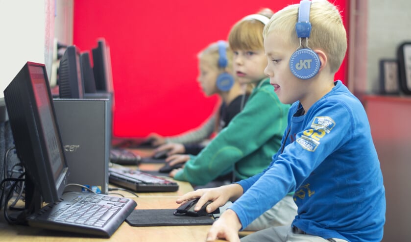 • Opdrachten maken achter de computer; De Kromme Draai gaat mee met de tijd.