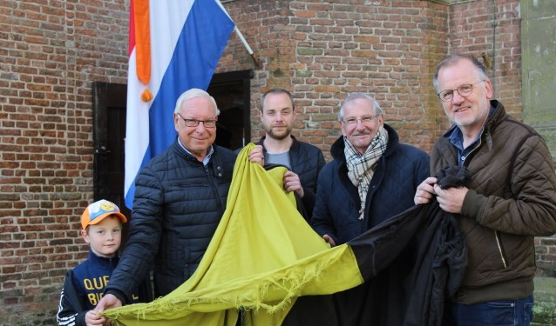 Nico Beekman, geflankeerd door zijn kleinzoon en zoon Marijn, met Hans Pillen en Bart Rietveld streken de - verbleekte -
 IJsselsteinse vlag om plaats te maken voor de Nederlands driekleur. (Foto: Lysette Verwegen)