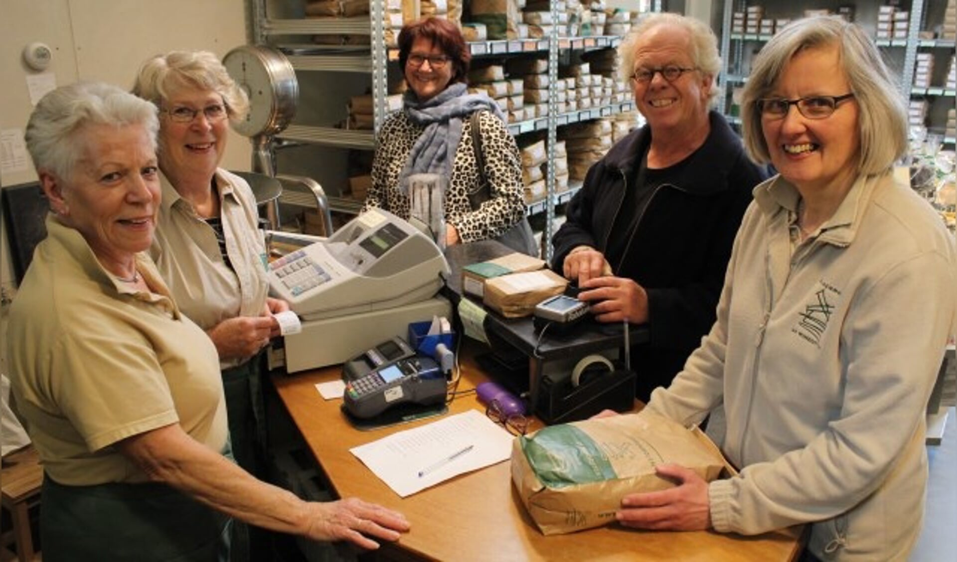 Vrijwilligers Clara en Corrie staan al tien jaar in de winkel en ontvangen bekende en onbekende klanten. Ook Lia Dolman is regelmatig in de molen te vinden. (Foto: Lysette Verwegen)