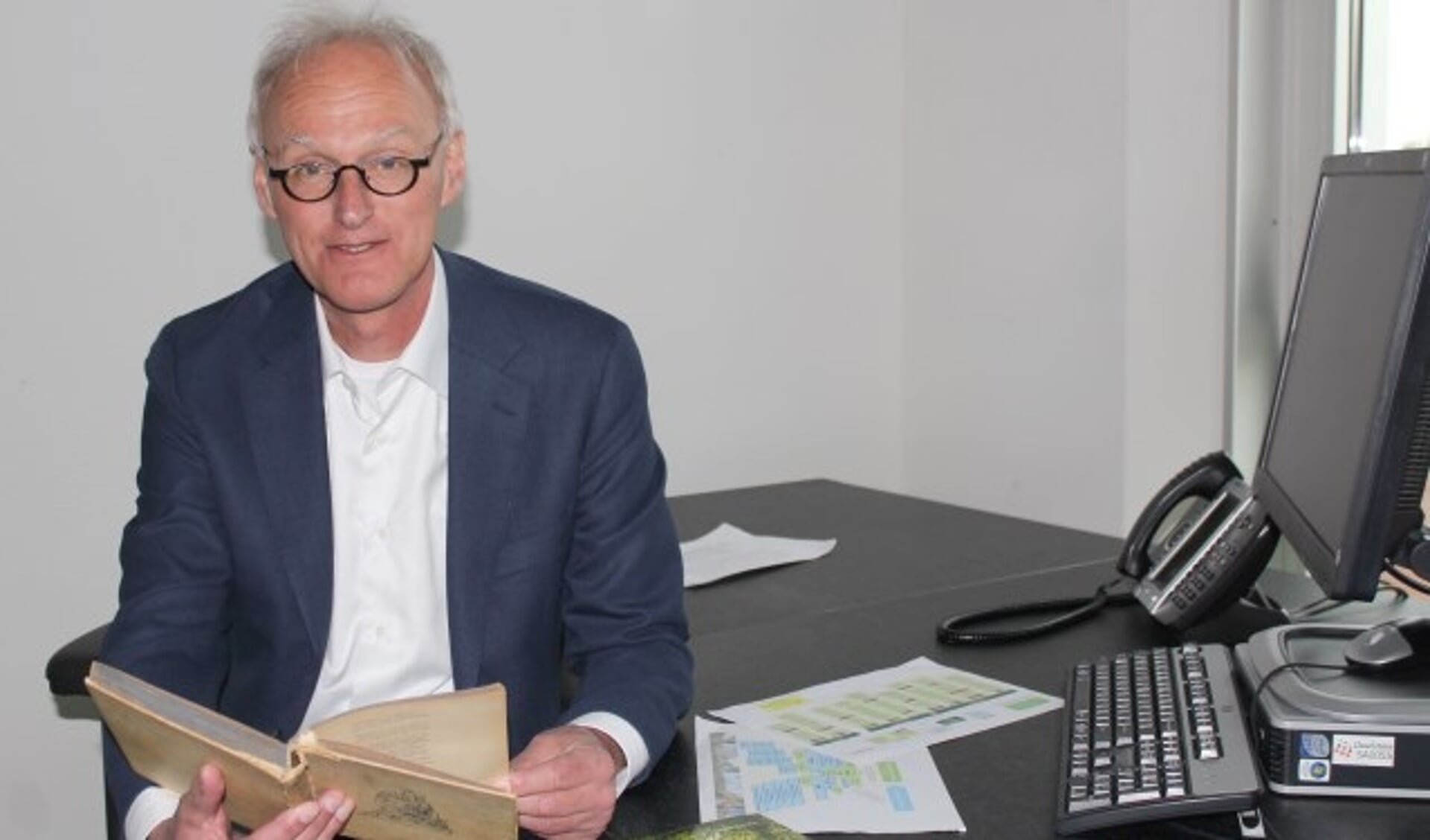 De nieuwe SP-wethouder Chris Baerveldt is net begonnen en leest zich in: ook in de historie van de stad. 'IJsselsteinse inburgering.' (Foto: Lysette Verwegen)